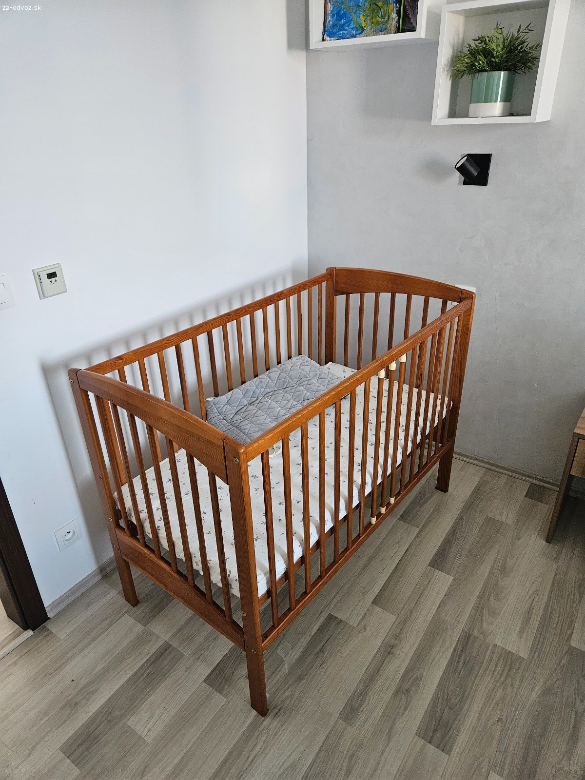 Darujem detskú postieľku. Darujem detskú postieľku z masívu s odnímateľným zábradlím. K postieľke prikladám aj kokosový matrac a mantinel.