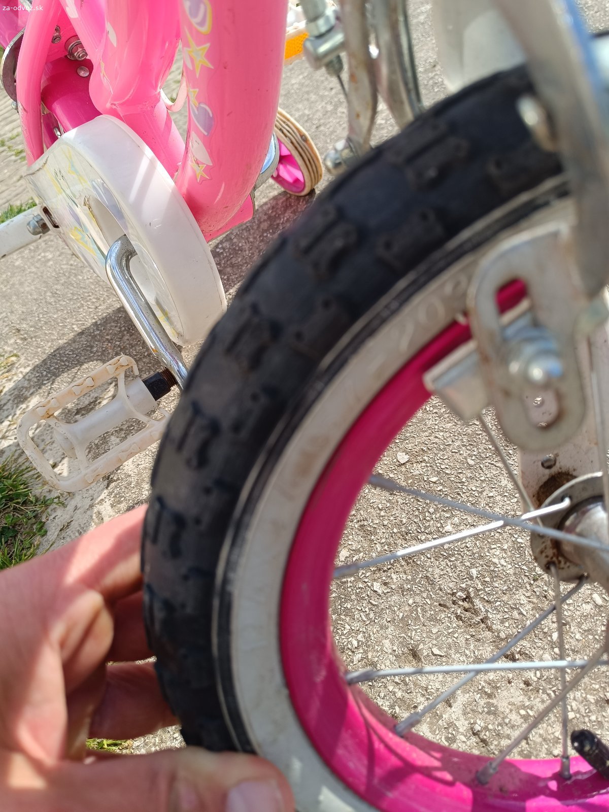 Darujem detský bycikel. darujem za odvoz dievcensky detsky bicykel aj s kolieskami. Padnuta retiazka a zadne koleso sa tazko toci, je potrebne to opravit. Niekomu este posluzi