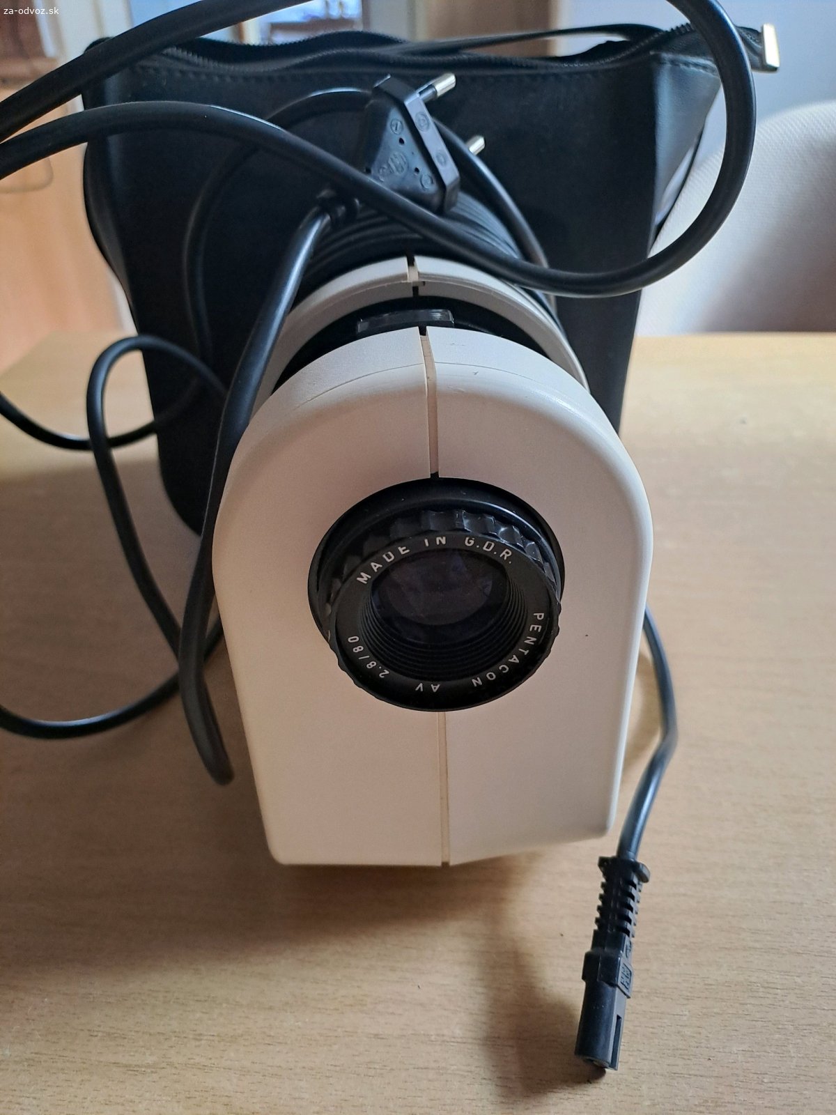 Darujem diaprojektor zn. PENTACON. Darujem diaprojektor zn. PENTACON H 50.
Chyba ziadovka.neviem posudit funkcnost. 
Iba osobny odber Bratislava Raca.
piste whatsapp/mail.nevolajte.