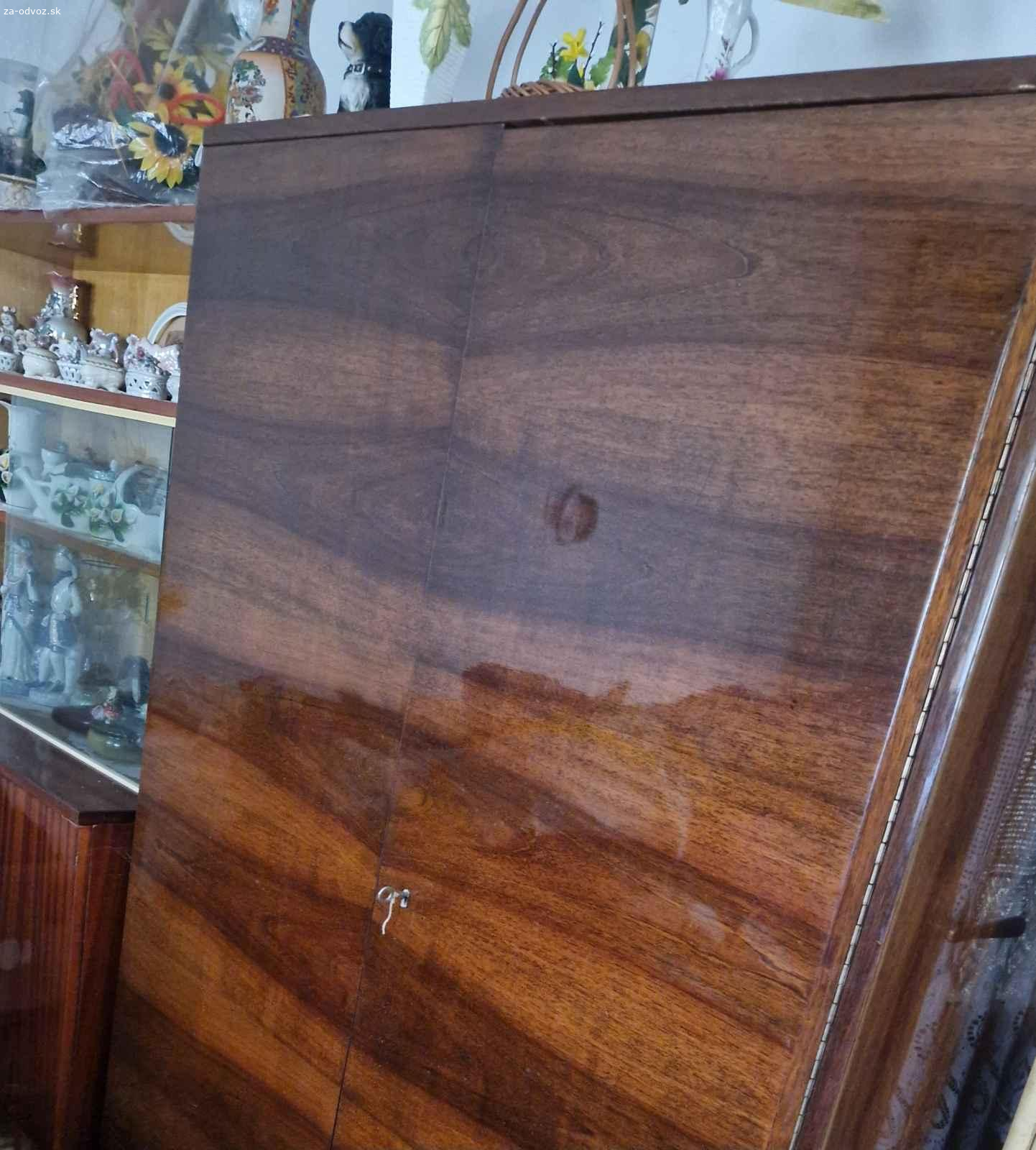 Darujem drevené skrine