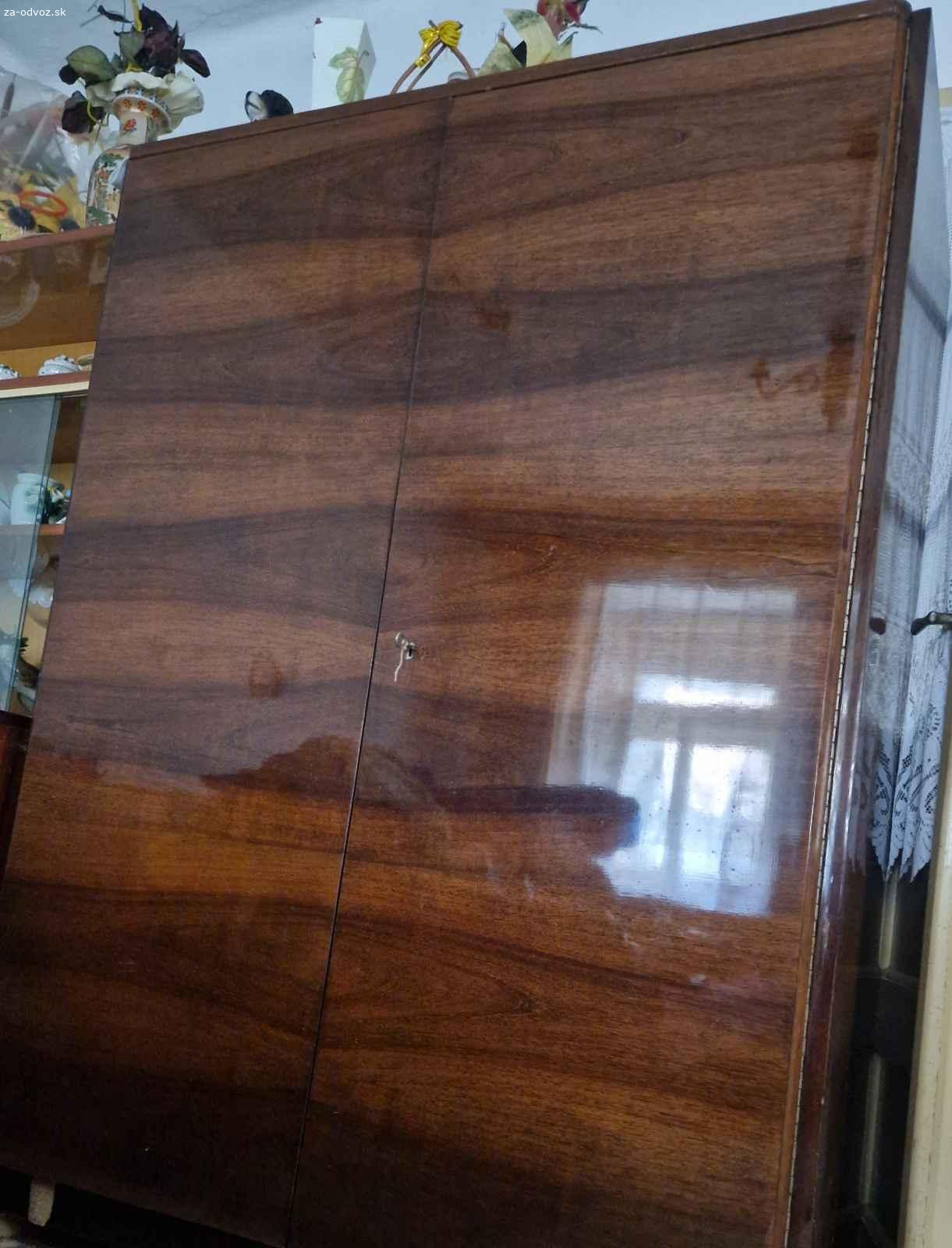 Darujem drevené skrine