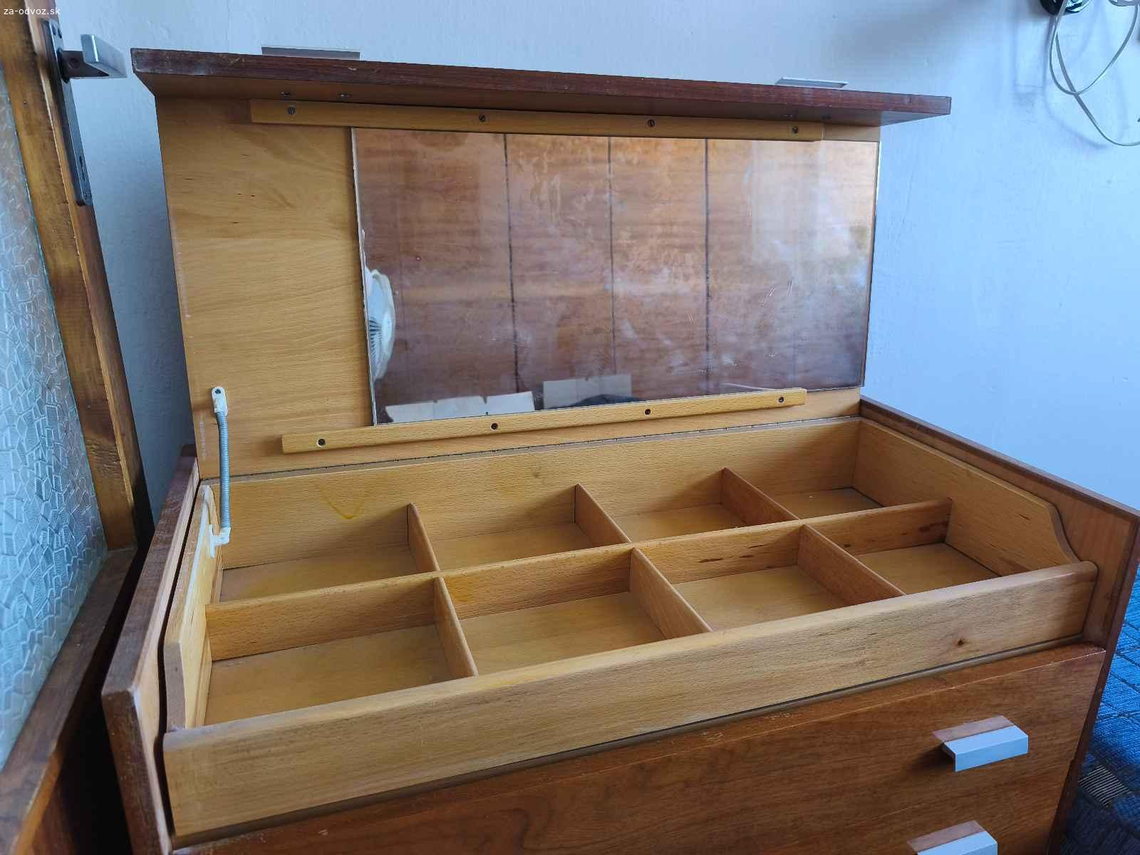 Darujem dva nočné stolíky