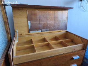 Darujem dva nočné stolíky