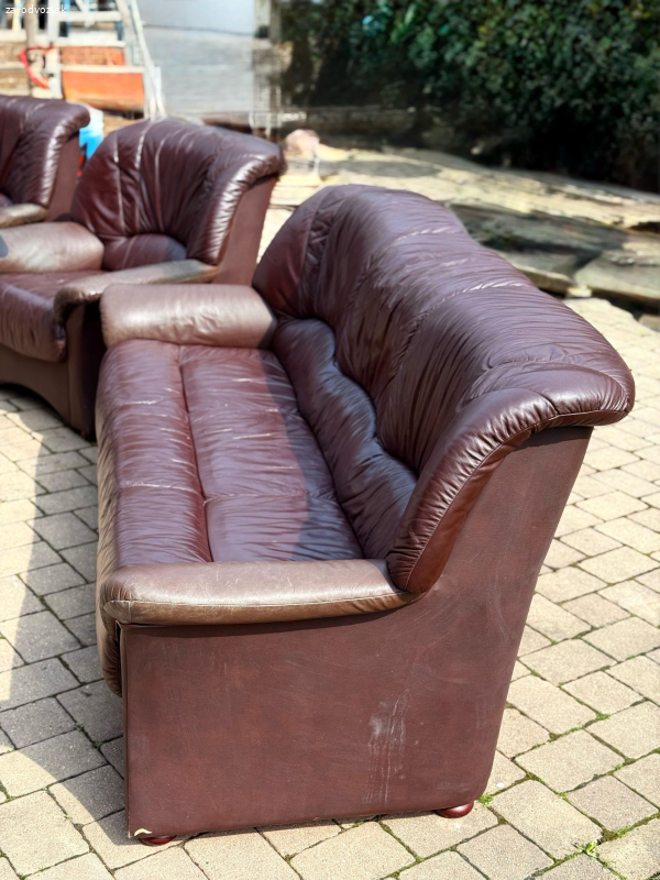 darujem dve kožené kresla a gauč