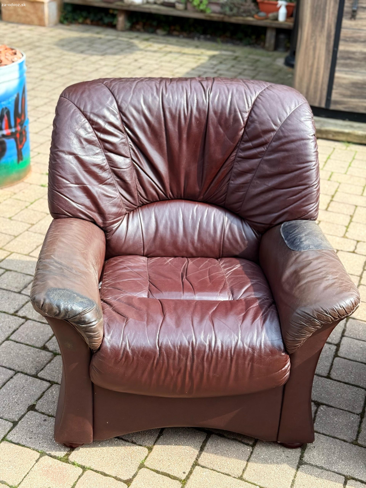 darujem dve kožené kresla a gauč