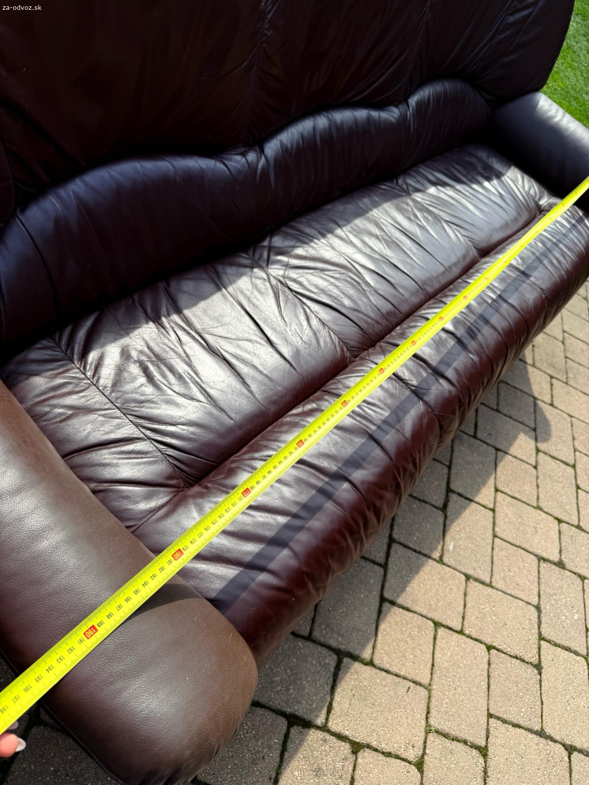 darujem dve kožené kresla a gauč