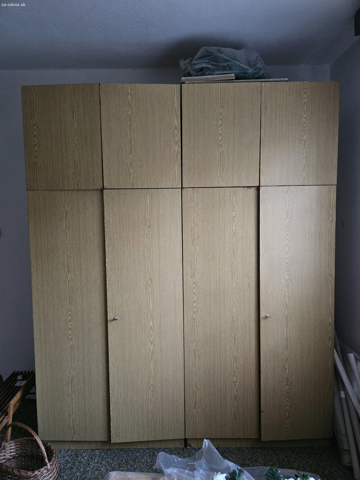 darujem dve veľké skrine