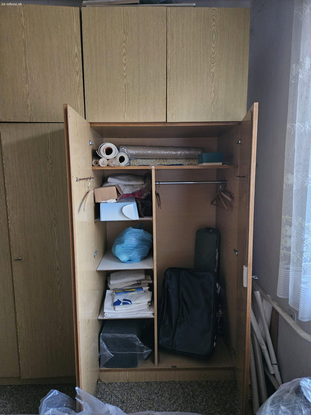 darujem dve veľké skrine