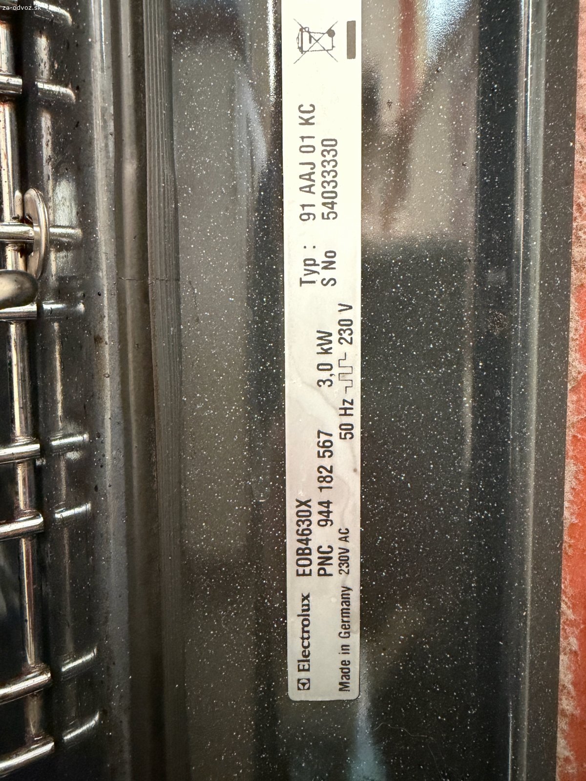 Darujem el.vstavanú rúru Electrolux. Darujem elektrickú vstavanú teplovzdušnú rúru značky Electrolux typ EOB 4630 vyrobená v Nemecku. Je plne funkčná s detskou poistkou. Dvierka majú trojité sklo pri pečení je na dotyk chladná. K dispozícii návod a viem zabaliť aj na prevoz, avšak neponúkam prepravu kuriérom. Prosím len vyzdvihnutie osobne lokalita Viničné pri Pezinku.  Maximálna teplota 275°, funkcie :pečenie s ventilárorom, turbo priestorový gril, infračervený gril, horné a dolné výhrevné teleso, časovač. Dôvod výmeny, chceli sme pokročilejšiu rúru s ďalšími funkciami. Rozmery na zabudovanie sú štandardné pre 60 cm rúry, k dispozícii obrázok s potrebnými rozmermi. Po tých rokoch, by ju chcelo znovu trochu vyumývať, to však už prenecháme novému majiteľovi.