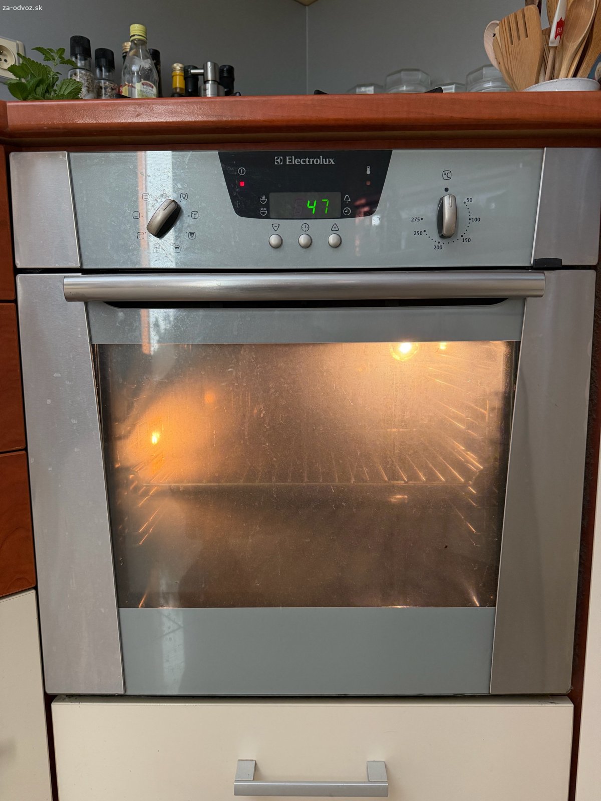 Darujem el.vstavanú rúru Electrolux. Darujem elektrickú vstavanú teplovzdušnú rúru značky Electrolux typ EOB 4630 vyrobená v Nemecku. Je plne funkčná s detskou poistkou. Dvierka majú trojité sklo pri pečení je na dotyk chladná. K dispozícii návod a viem zabaliť aj na prevoz, avšak neponúkam prepravu kuriérom. Prosím len vyzdvihnutie osobne lokalita Viničné pri Pezinku.  Maximálna teplota 275°, funkcie :pečenie s ventilárorom, turbo priestorový gril, infračervený gril, horné a dolné výhrevné teleso, časovač. Dôvod výmeny, chceli sme pokročilejšiu rúru s ďalšími funkciami. Rozmery na zabudovanie sú štandardné pre 60 cm rúry, k dispozícii obrázok s potrebnými rozmermi. Po tých rokoch, by ju chcelo znovu trochu vyumývať, to však už prenecháme novému majiteľovi.