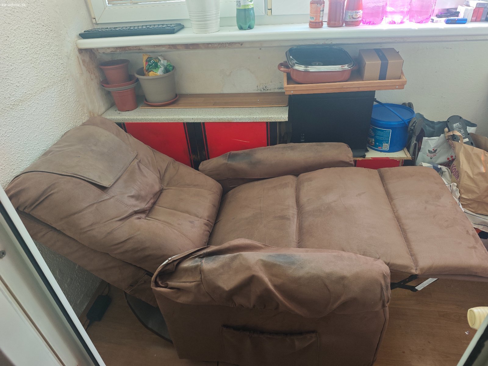 Darujem elektrické kreslo - len osobný odber. Darujem elektrické kreslo. Poťah je trochu opotrebovaný, ale inak funguje výborne. 
Iba osobný odber!
Rozmery 
v x š x h 100cm x 82 cm x 90-160cm