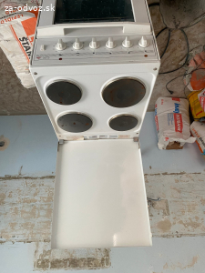 Darujem elektrický sporák s 4 platničkami