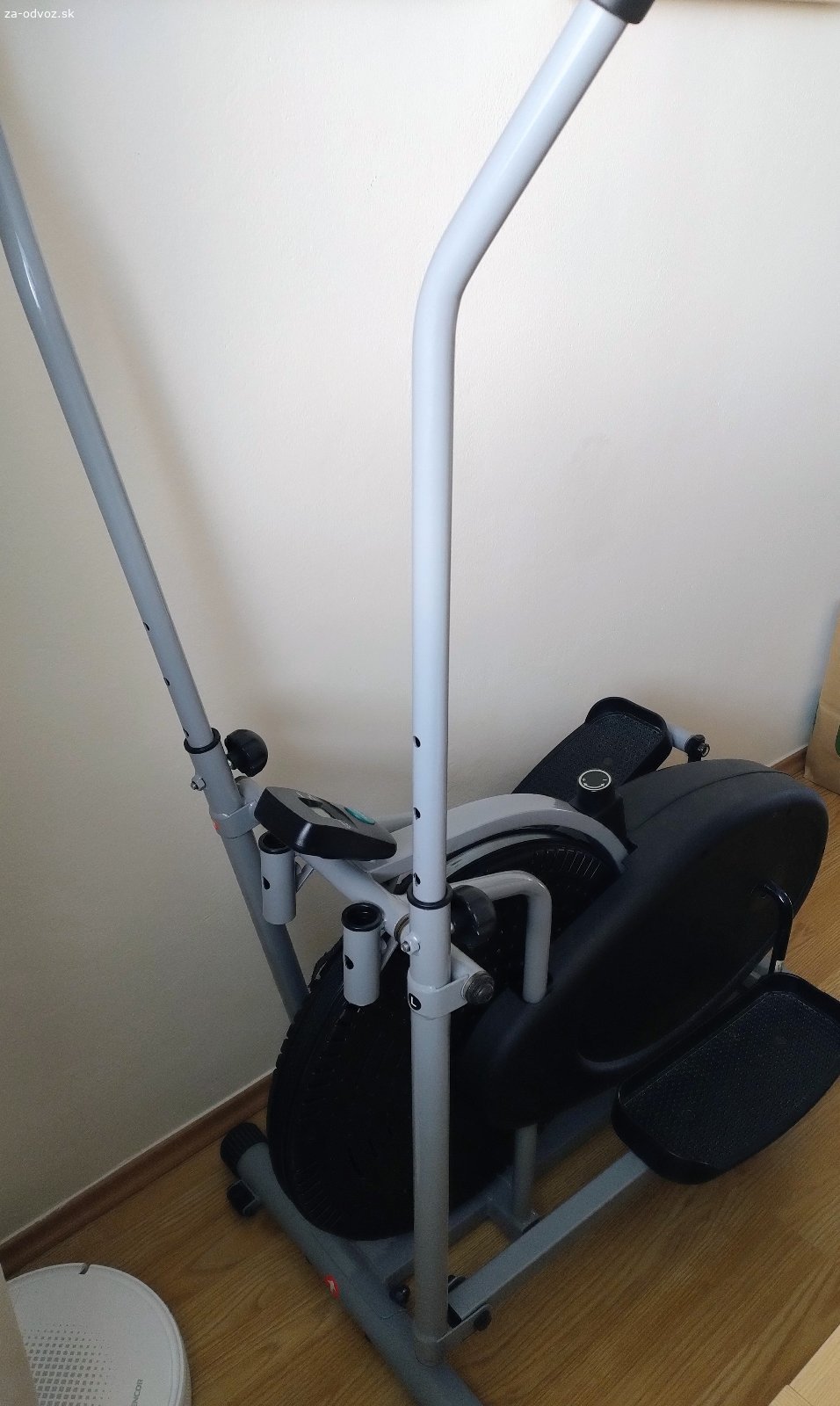 Darujem eliptický trenažér. Darujem za odvoz eliptický trenažér. Nastavenie obtiažnosti funguje manuálne, nie cez mini ovládaciu jednotku, tá je odpojená. Stále funkčný, až doposiaľ používaný.
Treba si ho zniesť (výťah máme), aj naložiť a odviezť.
Lokalita Bratislava Rača, odvoz dnes 17.09.2026