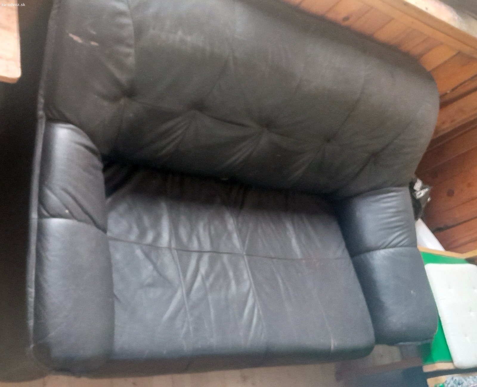 Darujem gauč a kreslo. Darujem koženkový, alebo kožený gauč a kreslo. Vhodné na chatu.
Sedačka má šírku 130 cm, kreslo 90 cm.
Celková hĺbka je 90 cm, výška 75 cm, výška sedacej časti 35 cm. Sedačka je rozkladacia.

Treba si zabezpečiť odvoz z Bratislavy - Rače.