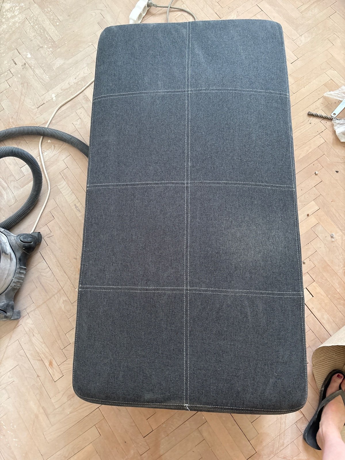 Darujem hojdacie kreslo a veľkú taburetku. Darujem hojdacie kreslo a taburetku, obe v dobrom stave len trochu zaprášené. Taburetka má rozmery 60x120 a kreslo má na dĺžku cca 120cm