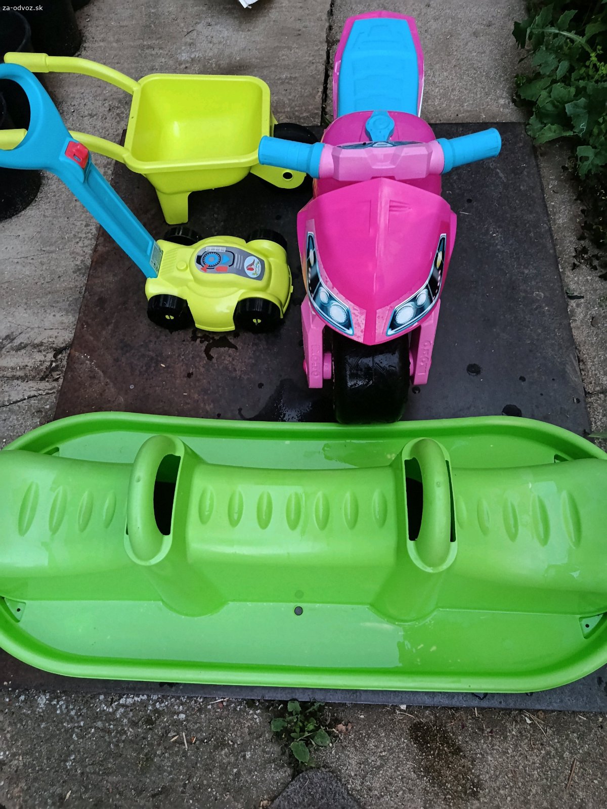 Darujem hračky. - fúrik 
- kosačka 
- motorka 
- hojdačka 

Hračky sú v dobrom stave.
Ideálne všetko spolu.