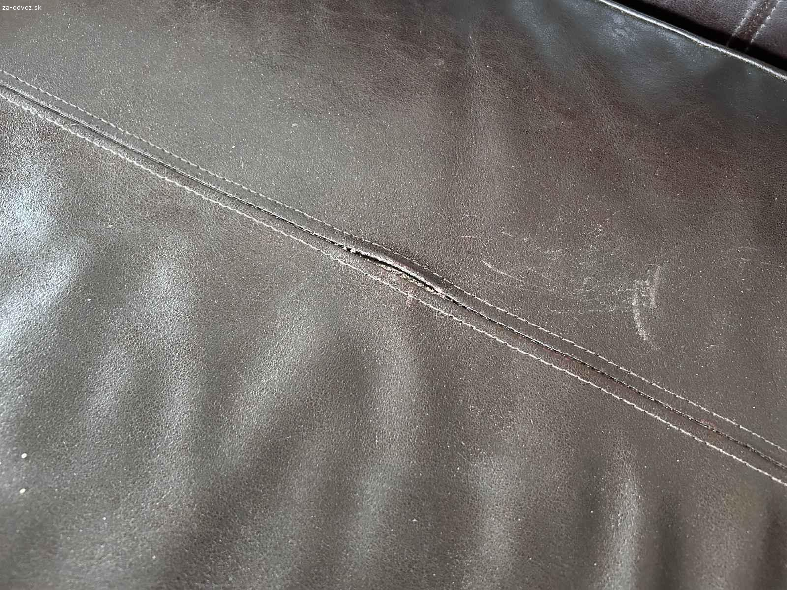 Darujem IKEA kožená sedačka. Ponúkam koženú sedačku v hnedej farbe. Skladá sa z dvoch častí, ktoré môžu byť samostatné alebo spolu v jednom kuse.
Rozmery v jednom veľkom kuse: 250cmx160cm
1. časť veľkosť: 150cmx100cm
2. časť veľkosť: 100cmx160cm

Každá časť sedačky má menšie vady na oboch je rozpárané zošitie kožených dielov a na druhej aj menšia dierka.
Osobný odber Staré mesto Bratislava, bezproblémové parkovanie.