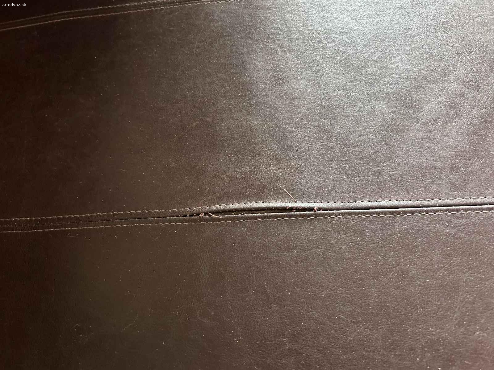 Darujem IKEA kožená sedačka. Ponúkam koženú sedačku v hnedej farbe. Skladá sa z dvoch častí, ktoré môžu byť samostatné alebo spolu v jednom kuse.
Rozmery v jednom veľkom kuse: 250cmx160cm
1. časť veľkosť: 150cmx100cm
2. časť veľkosť: 100cmx160cm

Každá časť sedačky má menšie vady na oboch je rozpárané zošitie kožených dielov a na druhej aj menšia dierka.
Osobný odber Staré mesto Bratislava, bezproblémové parkovanie.