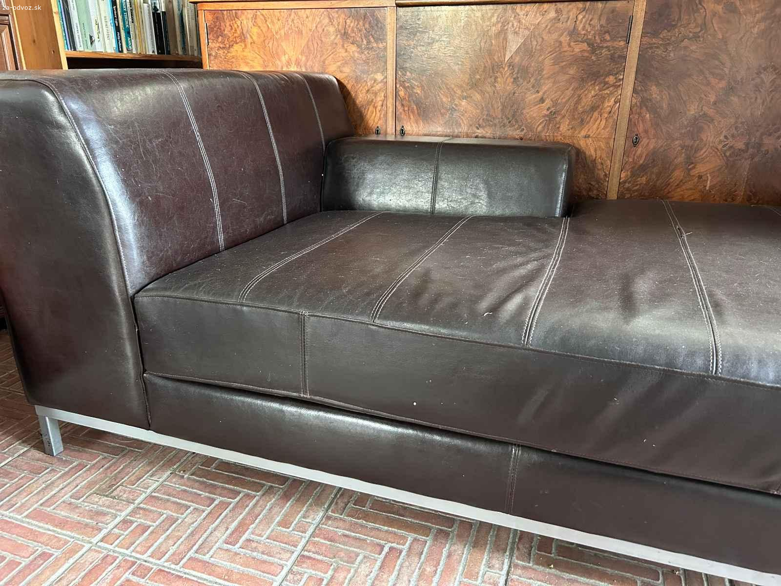 Darujem IKEA kožená sedačka. Ponúkam koženú sedačku v hnedej farbe. Skladá sa z dvoch častí, ktoré môžu byť samostatné alebo spolu v jednom kuse.
Rozmery v jednom veľkom kuse: 250cmx160cm
1. časť veľkosť: 150cmx100cm
2. časť veľkosť: 100cmx160cm

Každá časť sedačky má menšie vady na oboch je rozpárané zošitie kožených dielov a na druhej aj menšia dierka.
Osobný odber Staré mesto Bratislava, bezproblémové parkovanie.