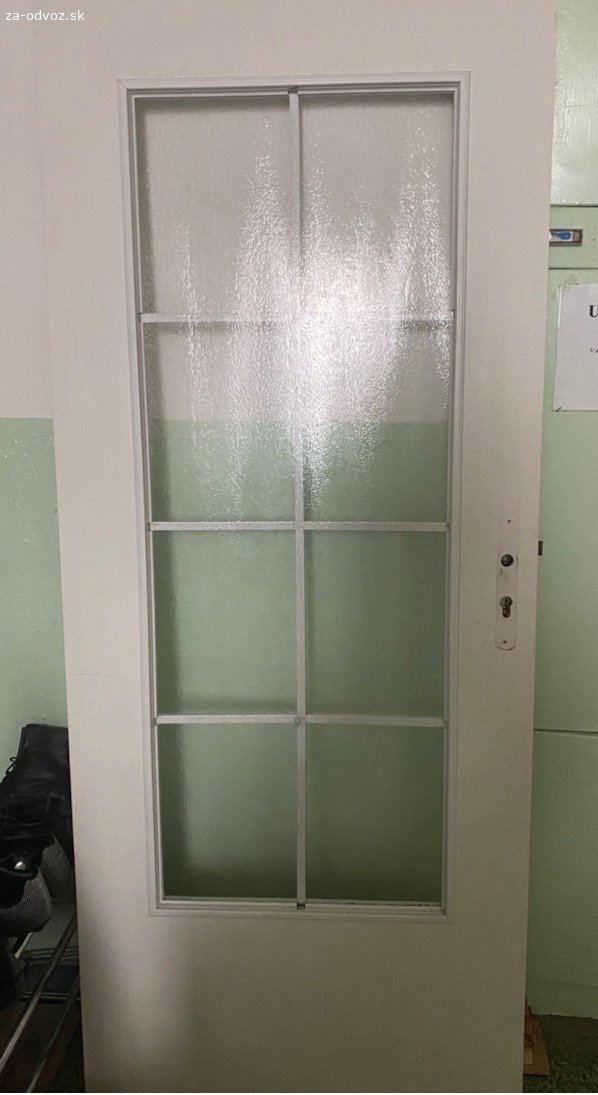 Darujem interiérové dvere. Darujem 2 interiérové dvere v dobrom stave. Jedny sú presklené a jedny plné. sú bezfalcové, rozmery: 82 x 197cm. Pant zo spodu 22,5cm, pant zvrchu 20cm. 
Osobný odber Bratislava Dúbravka.