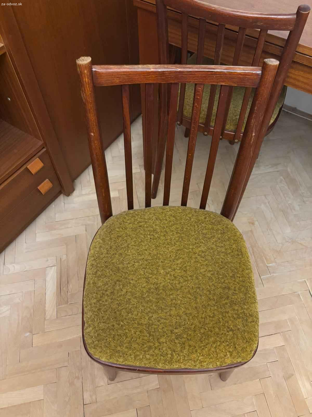 Darujem jedálenský stolík spolu so 4 stoličkami. Stôl je v dobrom stave cca 120 cm široký, výška nohy stola 75 cm. Možnosť ho dodatočne rozšíriť až na dĺžku 185cm.
