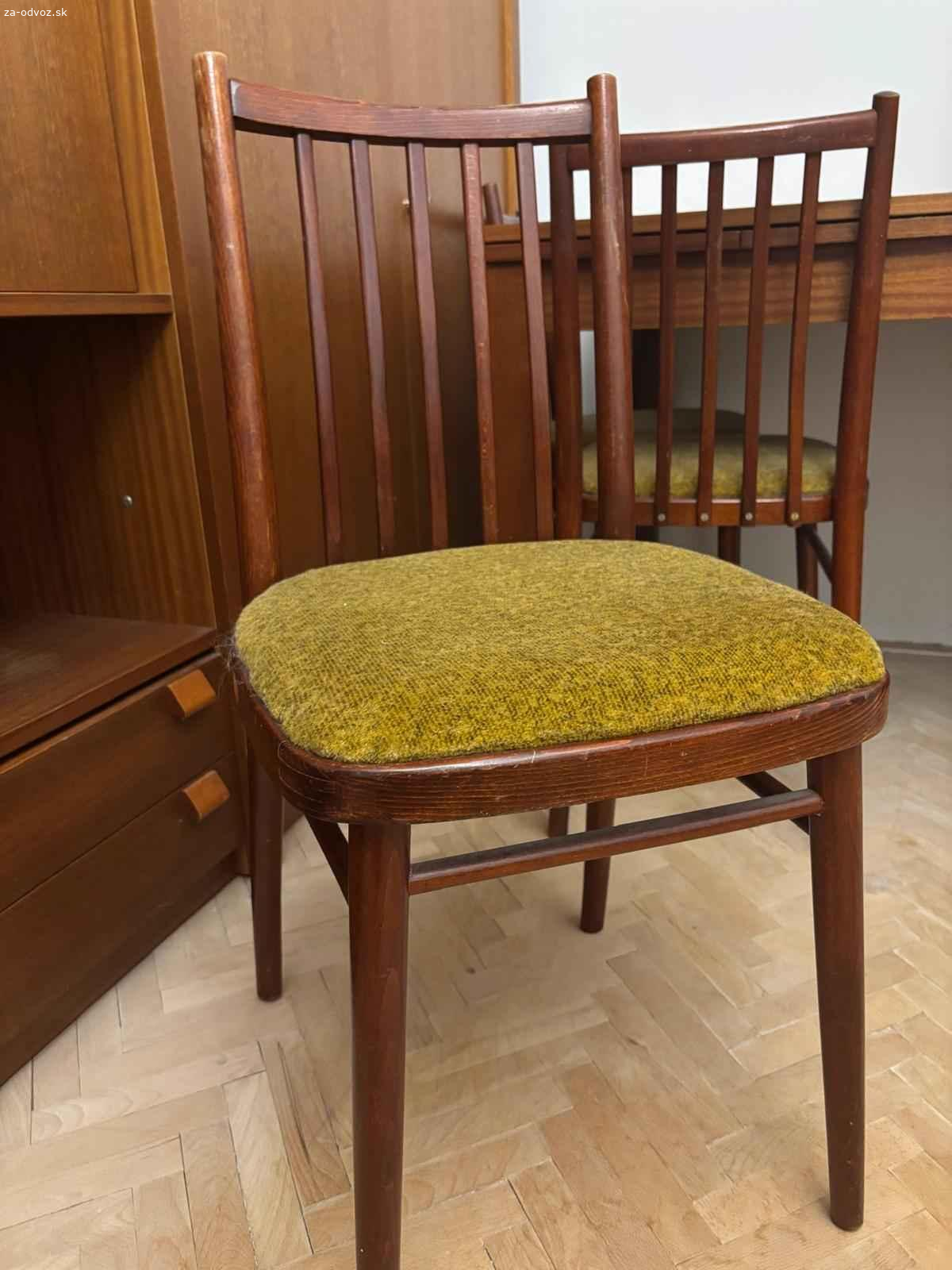 Darujem jedálenský stolík spolu so 4 stoličkami. Stôl je v dobrom stave cca 120 cm široký, výška nohy stola 75 cm. Možnosť ho dodatočne rozšíriť až na dĺžku 185cm.