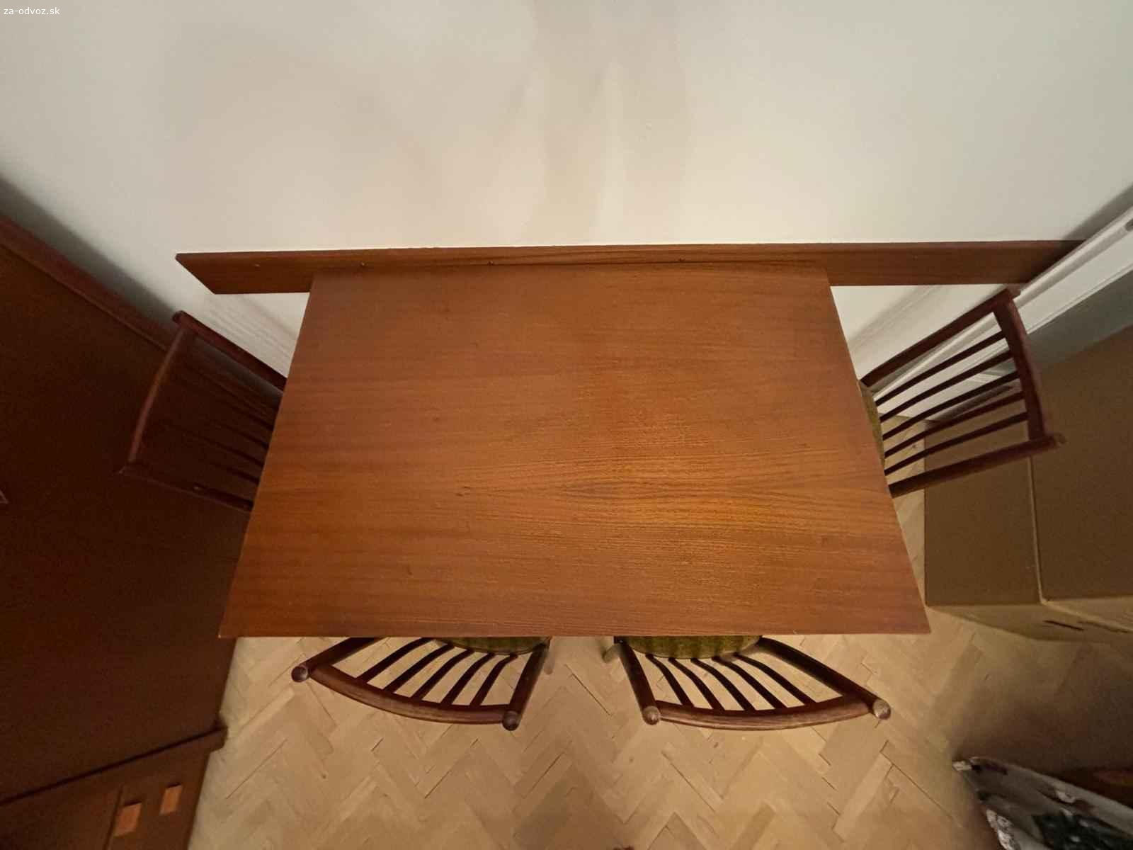 Darujem jedálenský stolík spolu so 4 stoličkami. Stôl je v dobrom stave cca 120 cm široký, výška nohy stola 75 cm. Možnosť ho dodatočne rozšíriť až na dĺžku 185cm.