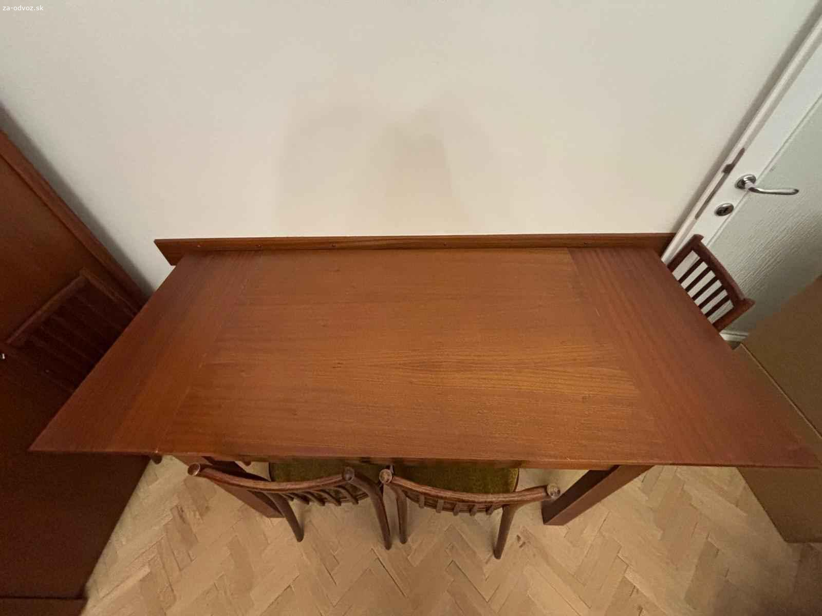 Darujem jedálenský stolík spolu so 4 stoličkami. Stôl je v dobrom stave cca 120 cm široký, výška nohy stola 75 cm. Možnosť ho dodatočne rozšíriť až na dĺžku 185cm.