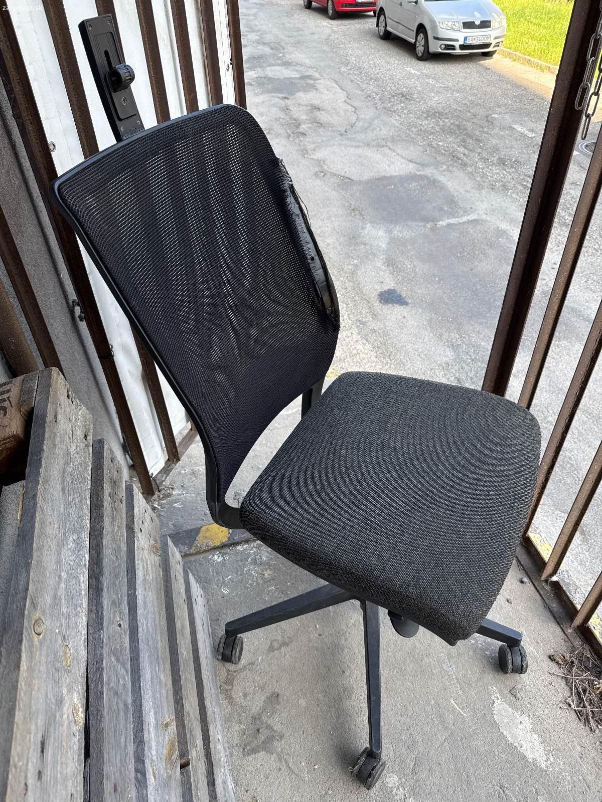 Darujem kancelarske kreslo s poskodeniami