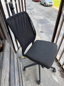 Darujem kancelarske kreslo s poskodeniami