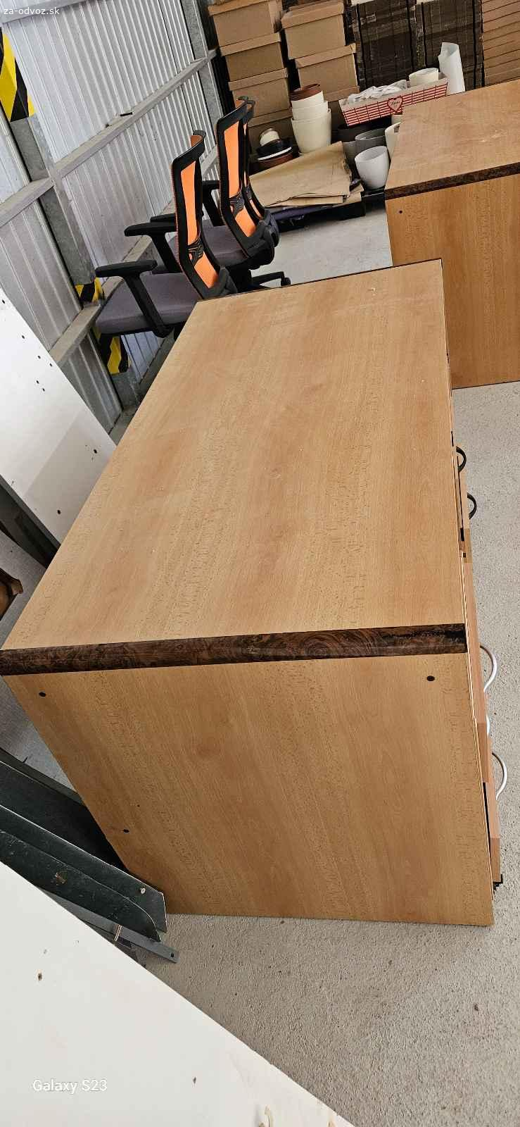 Darujem kancelárske stoly, stoličky a šuplíky