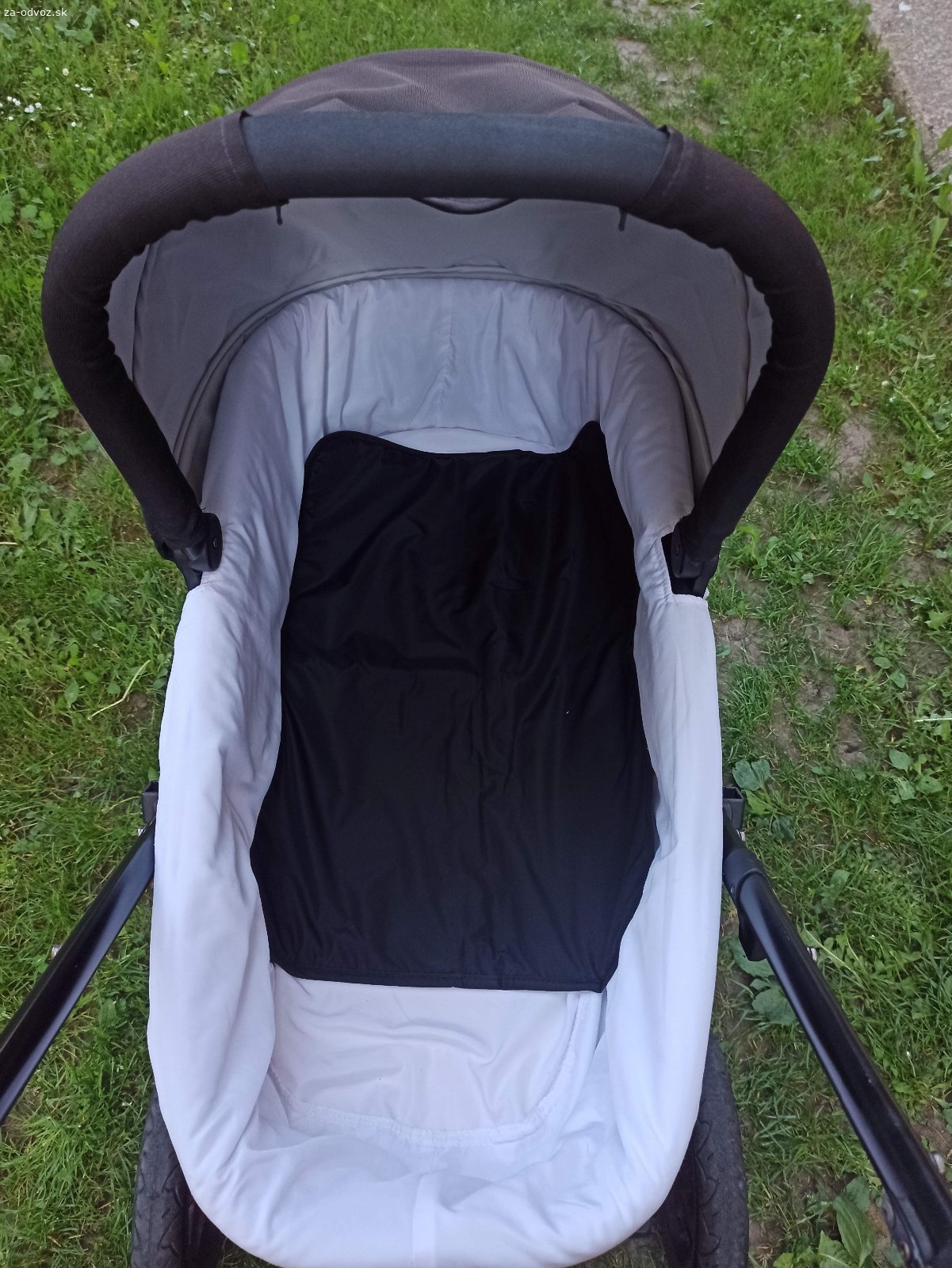 Darujem kočík ROMER BRITAX B-MOTION 3 v 1. Darujem kočík ROMER BRITAX B-MOTION 3 v 1 (športová časť + vanička + autosedačka). Kočík je v zachovalom stave, ktorý je ľahko ovládateľný a vhodný aj do ťažkého terénu. Ľahko skladateľný s použitím jedného tlačítka. Koliesko je možné zaaretovať a funkčná brzda.
Kočík má nastaviteľnú rukoväť, polohovateľnú chrbtovú časť, odoberateľné madlo, ľahko skladateľný. Vanička ma čisté biele polstrovanie plus pláštenka na športovú časť aj vaničku.
Autosedačka je ľahká a jednoduchá na manipuláciu s bábätkom.
Sú na kočíku drobné škrabance a je trošku vyblednutá športová časť. Kočík sa zmestí do výťahu.