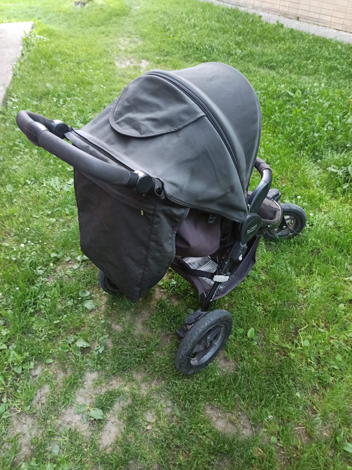 Darujem kočík ROMER BRITAX B-MOTION 3 v 1. Darujem kočík ROMER BRITAX B-MOTION 3 v 1 (športová časť + vanička + autosedačka). Kočík je v zachovalom stave, ktorý je ľahko ovládateľný a vhodný aj do ťažkého terénu. Ľahko skladateľný s použitím jedného tlačítka. Koliesko je možné zaaretovať a funkčná brzda.
Kočík má nastaviteľnú rukoväť, polohovateľnú chrbtovú časť, odoberateľné madlo, ľahko skladateľný. Vanička ma čisté biele polstrovanie plus pláštenka na športovú časť aj vaničku.
Autosedačka je ľahká a jednoduchá na manipuláciu s bábätkom.
Sú na kočíku drobné škrabance a je trošku vyblednutá športová časť. Kočík sa zmestí do výťahu.