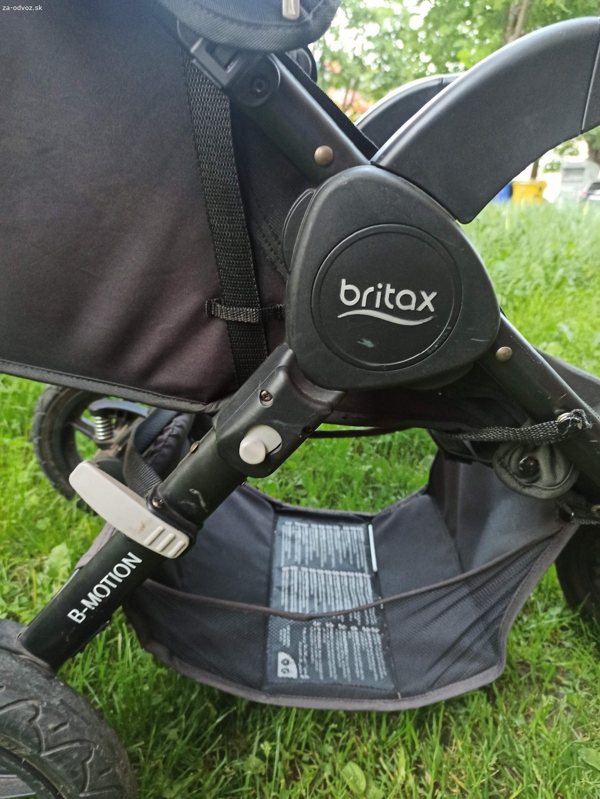 Darujem kočík ROMER BRITAX B-MOTION 3 v 1. Darujem kočík ROMER BRITAX B-MOTION 3 v 1 (športová časť + vanička + autosedačka). Kočík je v zachovalom stave, ktorý je ľahko ovládateľný a vhodný aj do ťažkého terénu. Ľahko skladateľný s použitím jedného tlačítka. Koliesko je možné zaaretovať a funkčná brzda.
Kočík má nastaviteľnú rukoväť, polohovateľnú chrbtovú časť, odoberateľné madlo, ľahko skladateľný. Vanička ma čisté biele polstrovanie plus pláštenka na športovú časť aj vaničku.
Autosedačka je ľahká a jednoduchá na manipuláciu s bábätkom.
Sú na kočíku drobné škrabance a je trošku vyblednutá športová časť. Kočík sa zmestí do výťahu.