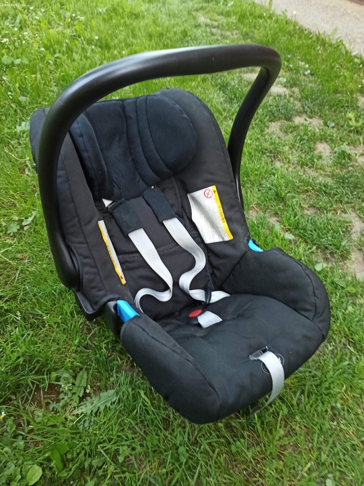 Darujem kočík ROMER BRITAX B-MOTION 3 v 1. Darujem kočík ROMER BRITAX B-MOTION 3 v 1 (športová časť + vanička + autosedačka). Kočík je v zachovalom stave, ktorý je ľahko ovládateľný a vhodný aj do ťažkého terénu. Ľahko skladateľný s použitím jedného tlačítka. Koliesko je možné zaaretovať a funkčná brzda.
Kočík má nastaviteľnú rukoväť, polohovateľnú chrbtovú časť, odoberateľné madlo, ľahko skladateľný. Vanička ma čisté biele polstrovanie plus pláštenka na športovú časť aj vaničku.
Autosedačka je ľahká a jednoduchá na manipuláciu s bábätkom.
Sú na kočíku drobné škrabance a je trošku vyblednutá športová časť. Kočík sa zmestí do výťahu.