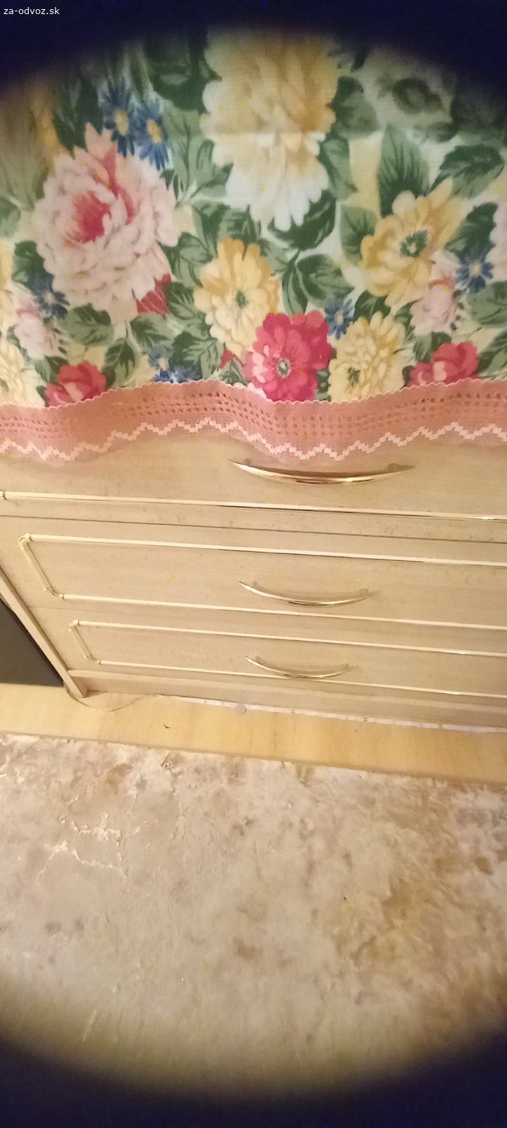 Darujem komoda s poškodeným suflikom. Darujem komodu s poškodeným 1 suflikom(odpadnuta predná cast).
Len za odvoz v rámci BA.Mozno majster si opraví.Rozmery 80x80x50
