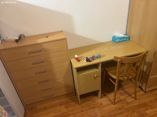 Darujem komodu a písací stôl