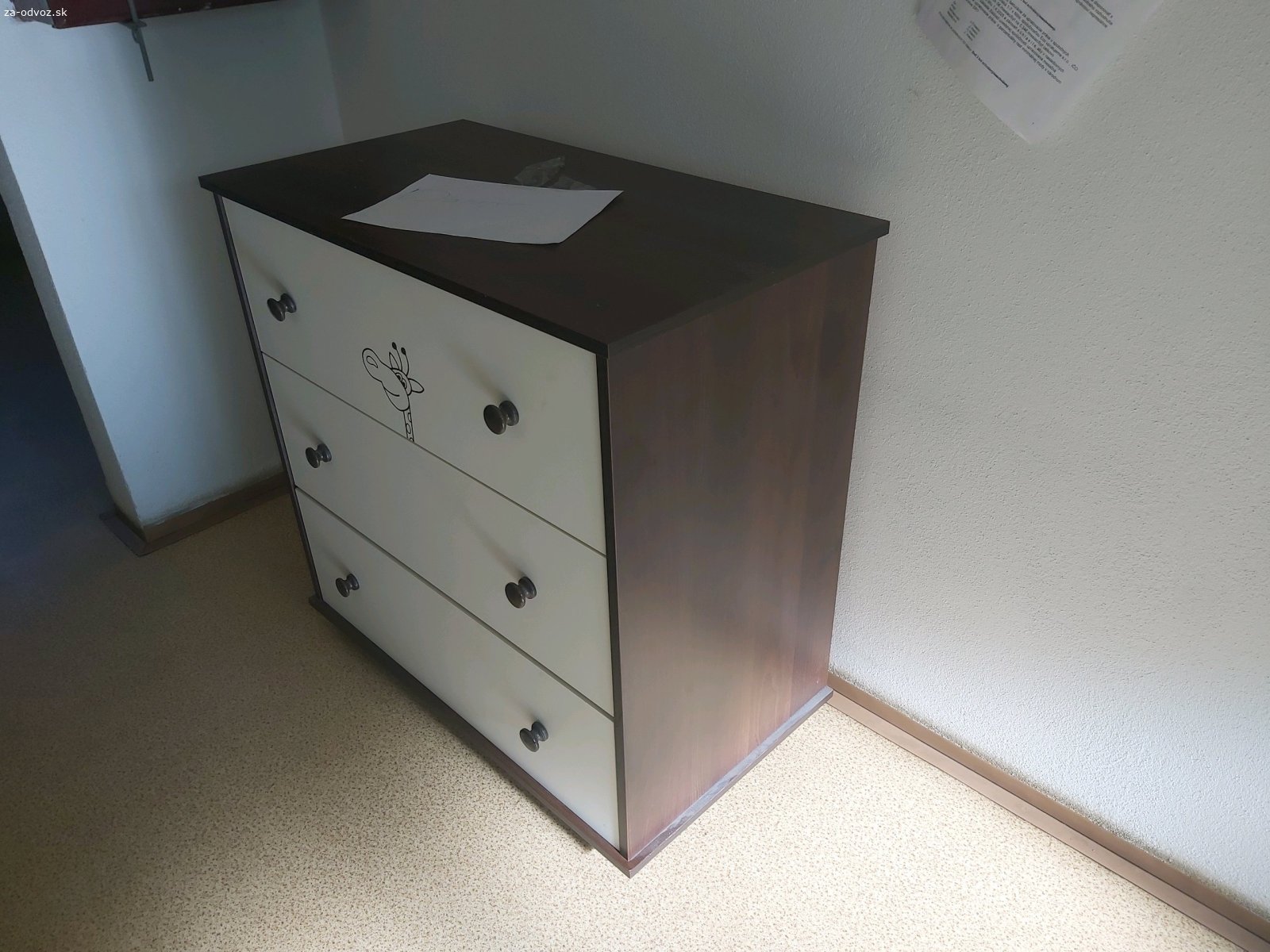 Darujem komodu. Darujem komodu do detskej izby. Šírka 86cm, hĺbka 48cm, výška 85cm
