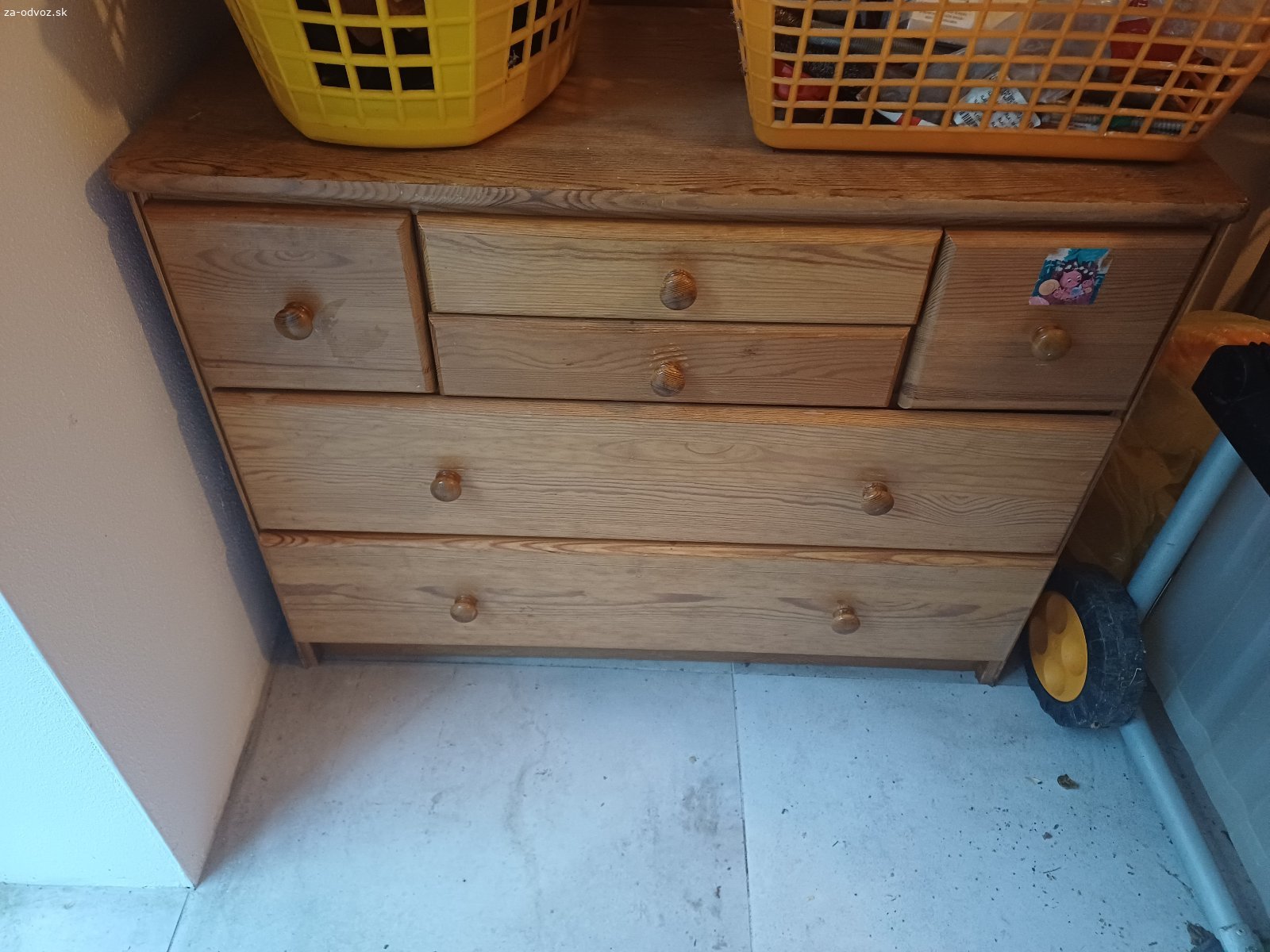 Darujem komodu. Darujem komodu. 70 cm výška, 90 šírka a 43 hĺbka