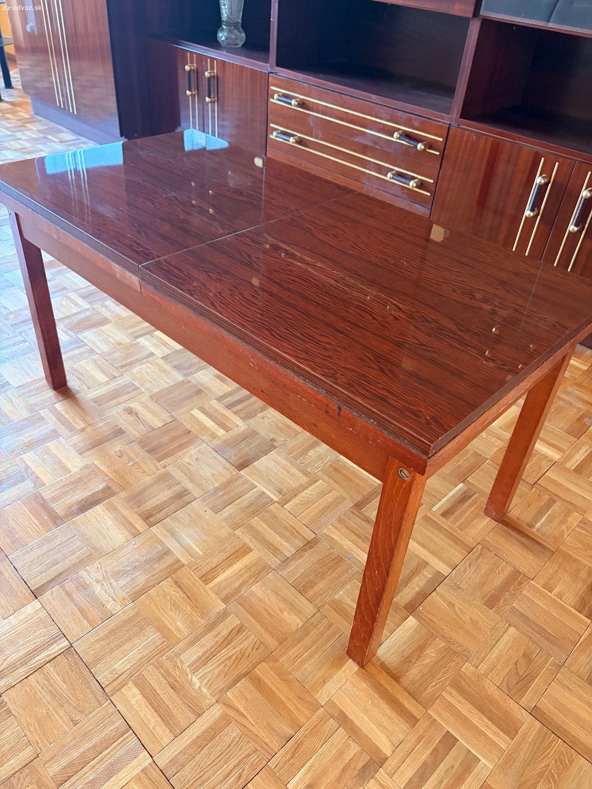 Darujem konferenčný rozložiteľný stolík. Dĺžka 110cm, šírka 55, výška 55,5cm