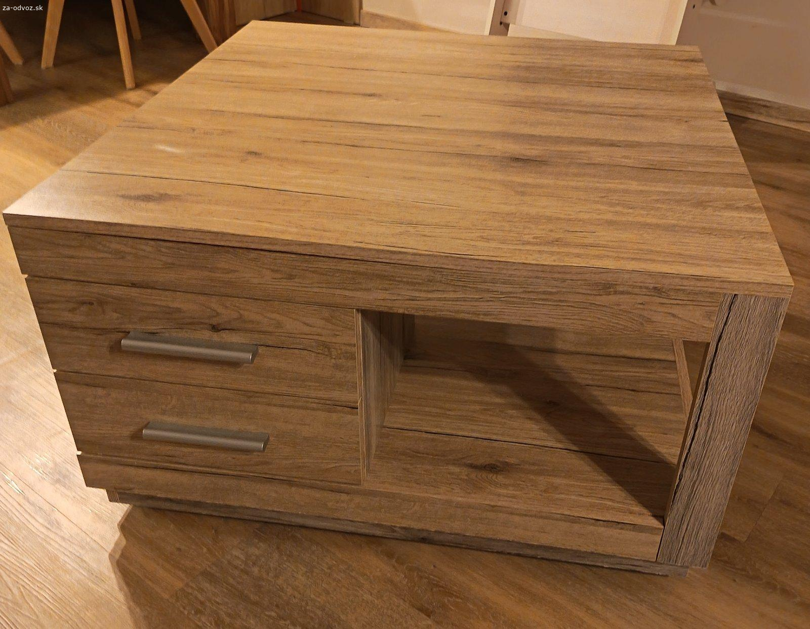 Darujem konferencny stolik. Konferencny stolik 80x80cm, vyska 45cm, 2 sufliky. Stolik je na 4 kolieskach. Na hornej doske je na jednom mieste osuchana dyha.