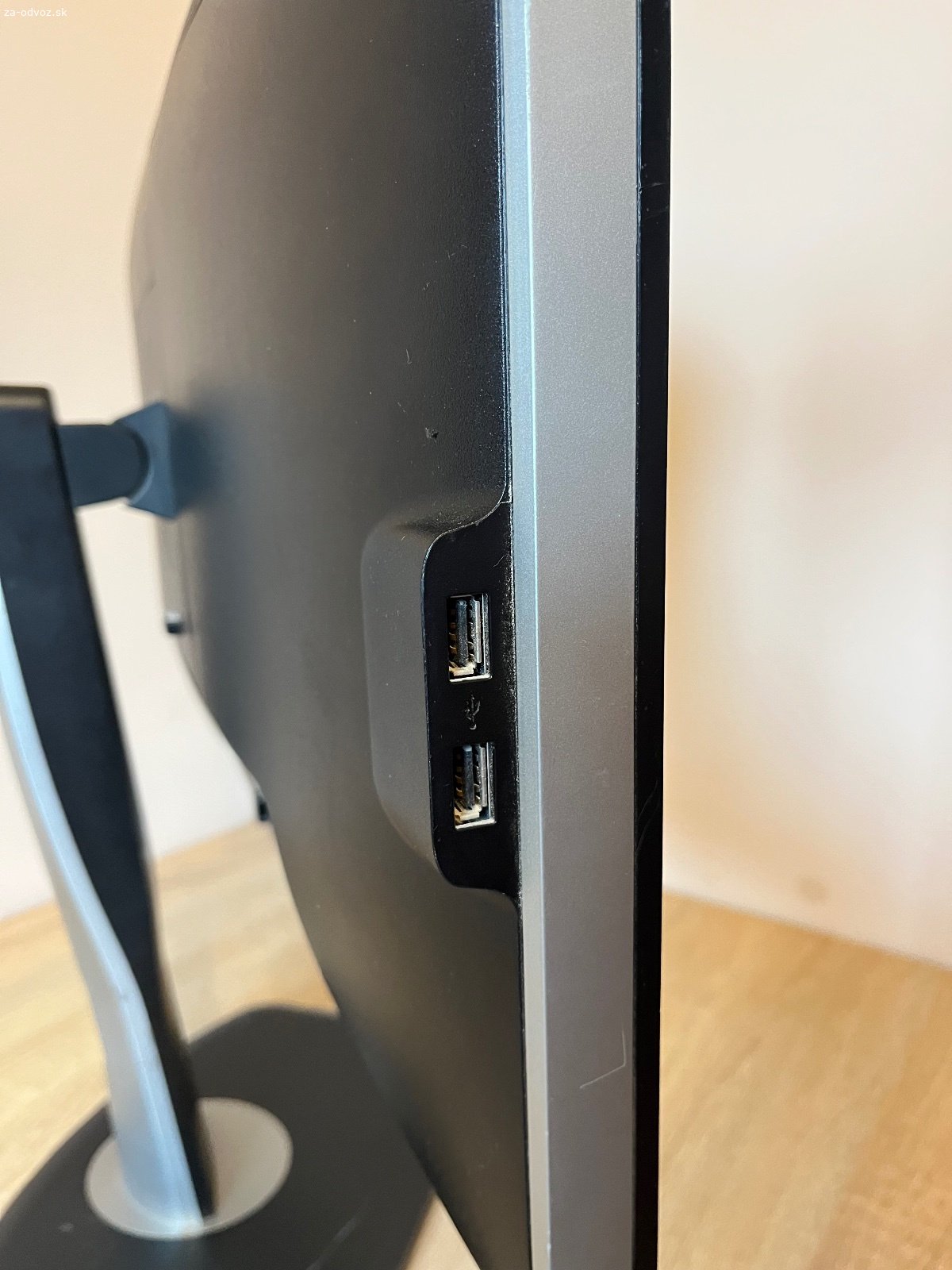 Darovane - Darujem LCD monitor Dell. Darujem Dell UltraSharp U2412M 24" monitor, IPS panel s rozlíšením 1920 × 1200 pomer strán 16:10 
DisplayPort, DVI-D, VGA, 4-portový USB hub
Iba monitor bez kabelaze