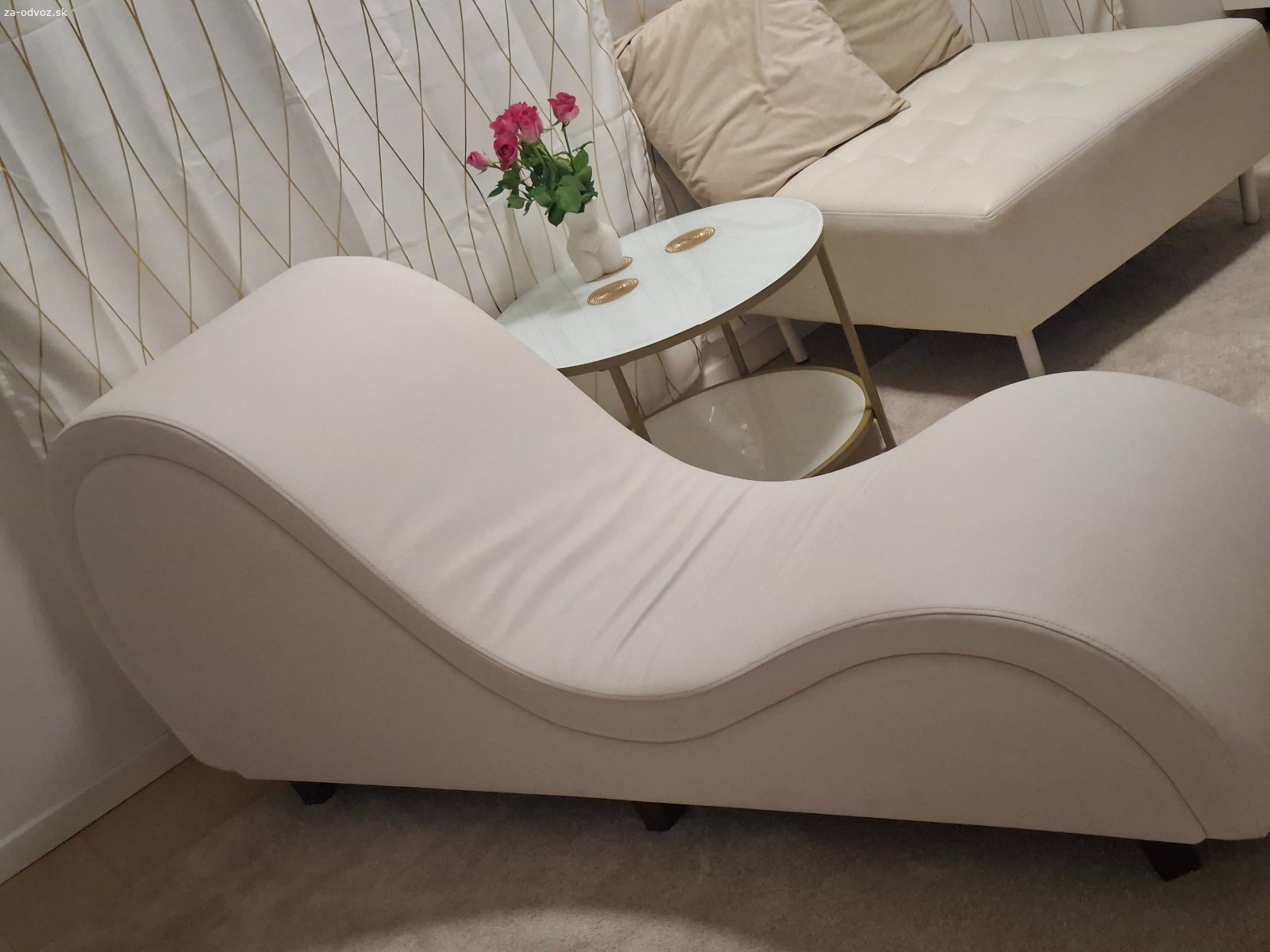 Darujem Rezervované dnes do 15h ( bielu lenosku). Ponúkam na odvoz modernú lenosšku Eco koža ľahko sa udržiava Tantra chair vyrobená na zákazku odber blízko Račianskeho mýta výťah do garáže.