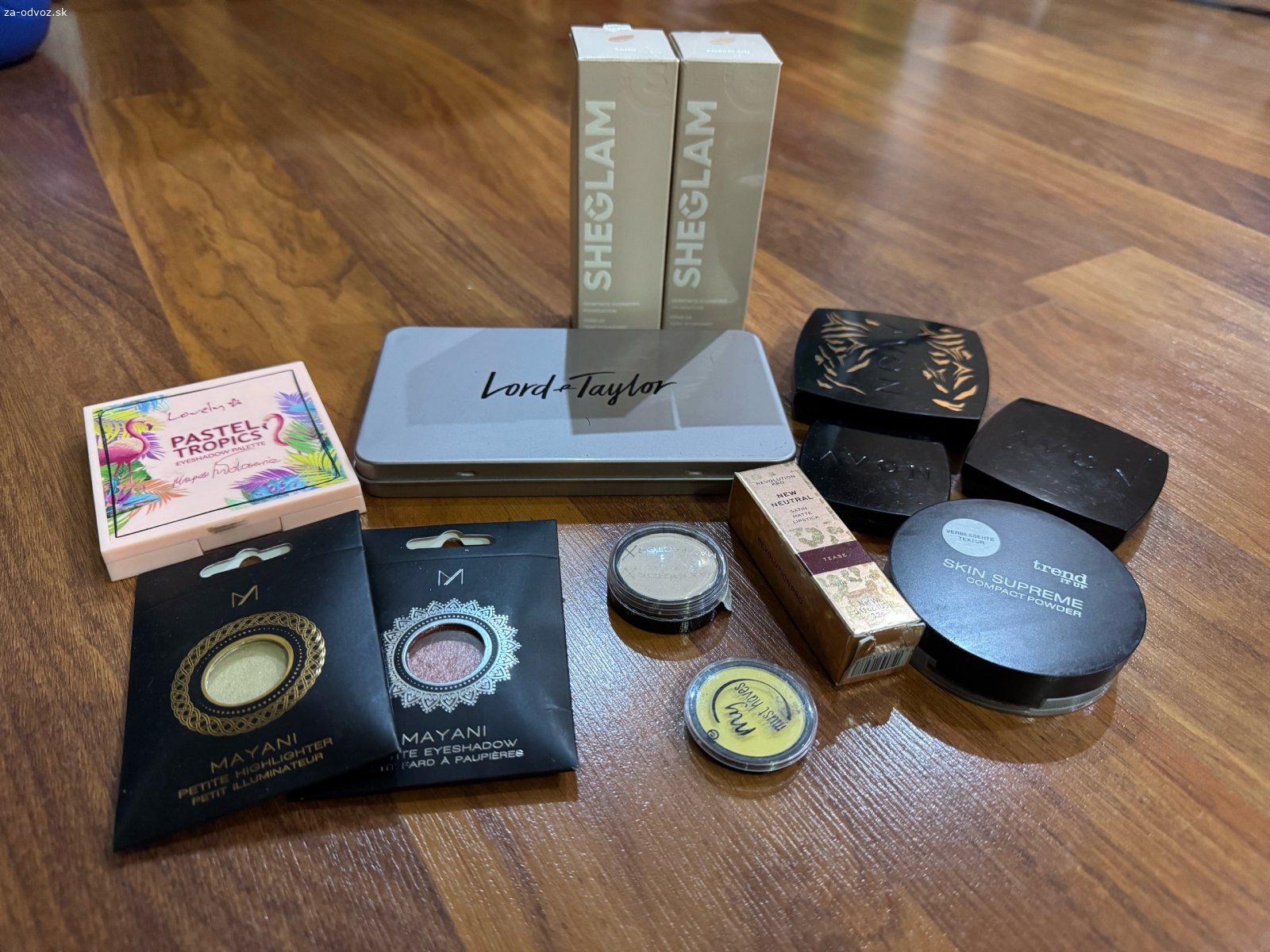 darujem makeup a paletky. darujem nepoužívané a veľmi málo používané malovatká. 2x sheglam foundation v odtieni sand a porcelain, Lord&Taylor paletka,lovely paletka, 3x Avon očné tiene, 1x revolution matte lipstick odtieň tease, trend it up púder, mayani highlighter a očný tieň, Essence očný tieň a maxfactor. 
darujem všetko naraz