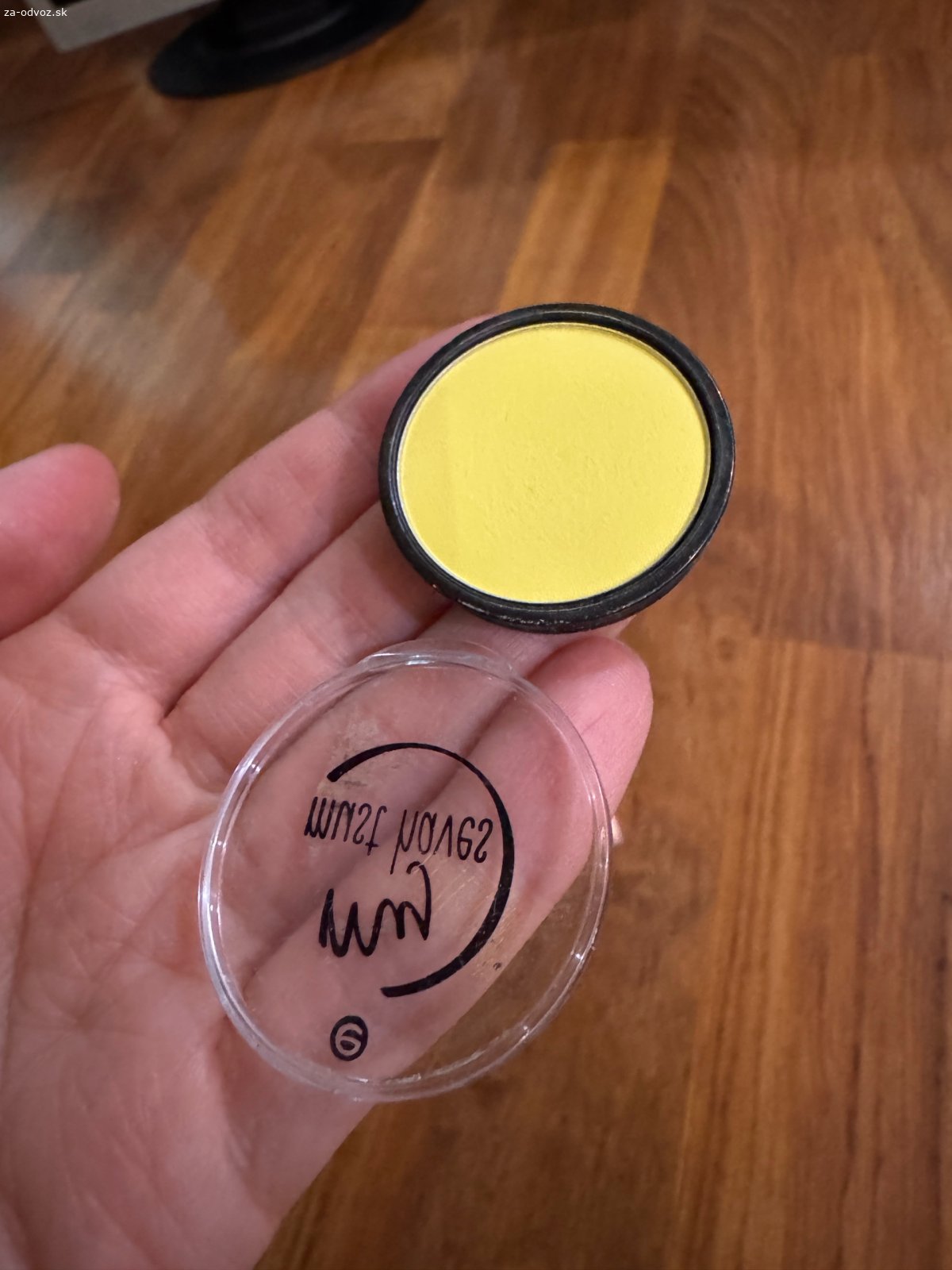 darujem makeup a paletky. darujem nepoužívané a veľmi málo používané malovatká. 2x sheglam foundation v odtieni sand a porcelain, Lord&Taylor paletka,lovely paletka, 3x Avon očné tiene, 1x revolution matte lipstick odtieň tease, trend it up púder, mayani highlighter a očný tieň, Essence očný tieň a maxfactor. 
darujem všetko naraz