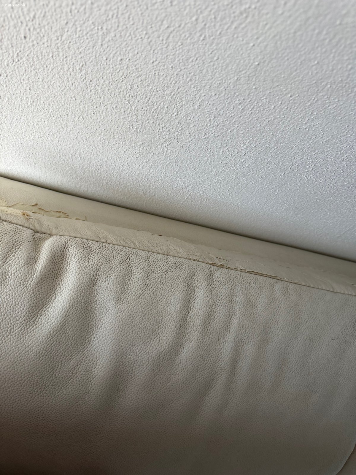 Darujem manželskú posteľ. Darujem za odvoz veľkú manželskú posteľ. Vrátane 2 ročného matracu a nočný stolík k tomu. Je potrebné si ju prísť rozobrať. Treba väčšie auto, nakoľko rost je v celku a aj matrac. Plocha lôžka je 180x200. Má už známky opotrebovania, avšak šikovný majster si s tým poradí (dá sa to zatrieť farbou na kožu). Má úložny priestor.
