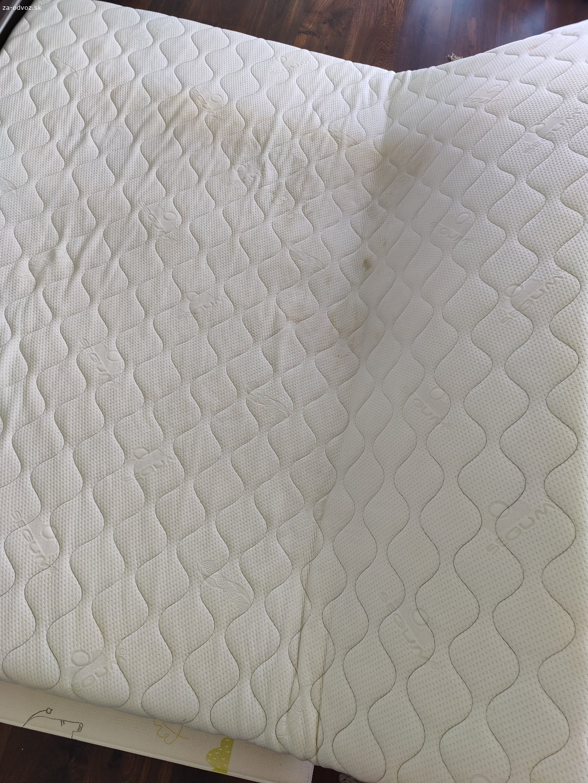 Darujem matrac 2 x 2 metre. Darujem veľký matrac Segum s rozmermi 200 x 200 x 15 cm. Má cca 17 rokov, kadejaké fľaky. Vhodný ako núdzové riešenie. Je dosť ťažký. Prípadný záujemca si musí zabezpečiť odvoz aj vynesenie z prvého poschodia bez výťahu.