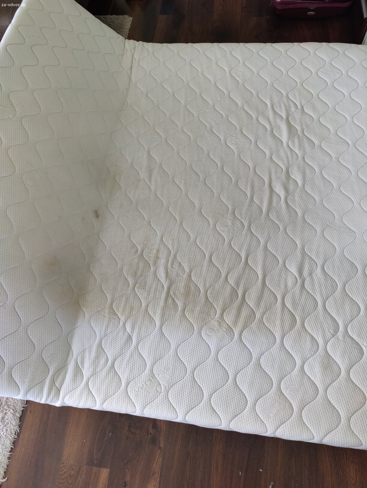 Darujem matrac 2 x 2 metre. Darujem veľký matrac Segum s rozmermi 200 x 200 x 15 cm. Má cca 17 rokov, kadejaké fľaky. Vhodný ako núdzové riešenie. Je dosť ťažký. Prípadný záujemca si musí zabezpečiť odvoz aj vynesenie z prvého poschodia bez výťahu.