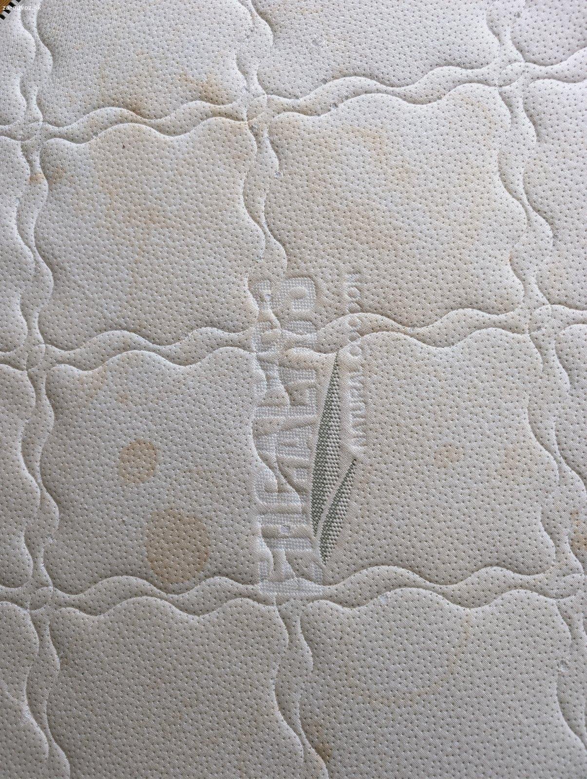 Darujem matrac Materasso. Darujem za odvoz penový matrac Materasso
Stredne tvrdý/tvrdý
Rozmer: 85 x 200 cm
Výška: 20 cm
Poťah je možné vyprať. Z jednej strany sú na poťahu jemné fľaky, viď. obrázok.