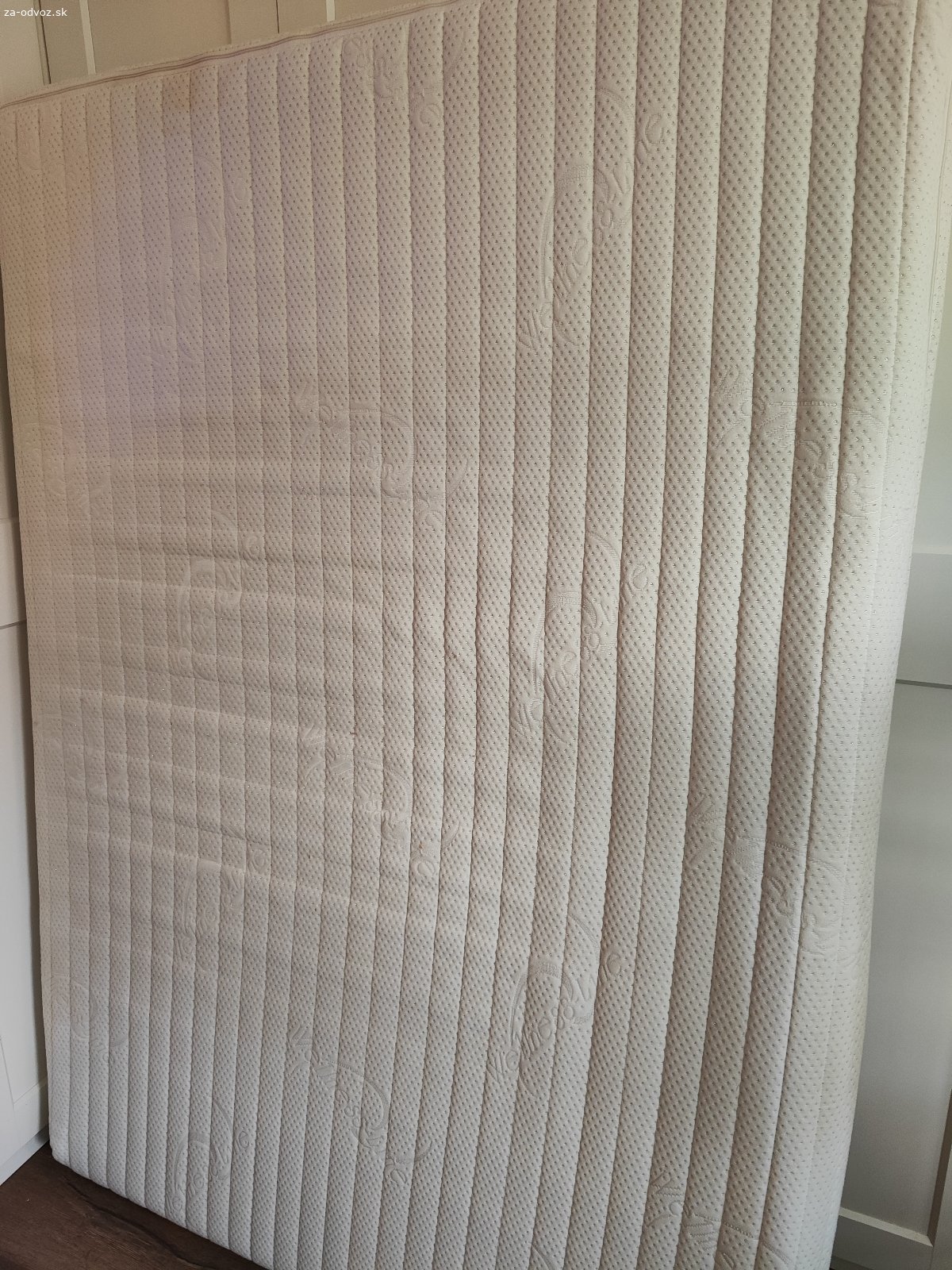 Darujem matrac - Rezervované. Darujem matrac 140x200 cm v dobrom stave. Pridávam aj ešte zabalenú plachtu.